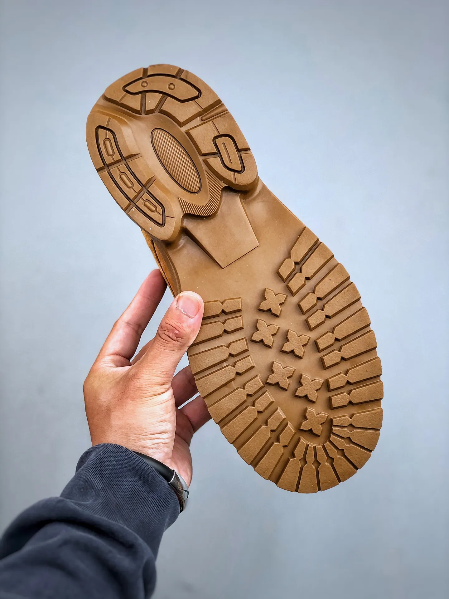 Local self-pickup 💰560 supports store release. New goods 🚀Timberland Timberland outdoor mid-top casual rhubarb boots series. Guangdong factory quality. Original box and original packaging. The fabric is made of Italian 🇮🇹 top-grade frosted fine-grained cowhide. It is paired with anti-odor and anti-corrosion genuine leather latex insoles to give you a perfect wearing experience. High-quality and durable. A must-have for sportsmen. Specially designed to handle handsomeness. High-quality and first-class foot feel. Size: 38-44 (leather shoe size)